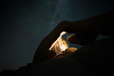 在夜间的褐色石头在山上
